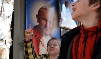 Vasárnap szentté avatják Boldog II. János Pál pápát