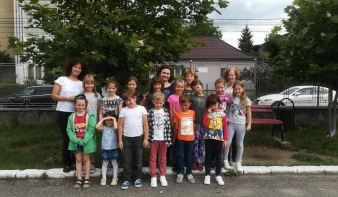 Mesés, nyári játszóház vegyes identitású gyermekek számára a Nicolae Iorga Általános Iskolában