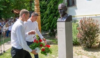 Kányádi Sándor első köztéri szobrát Nagygalambfalván állíttatták