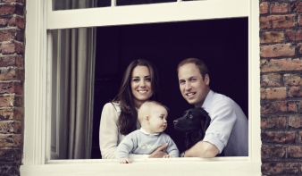 A legédesebb családi kép: Katalin, Vilmos és a kis György herceg