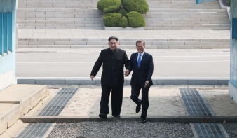 Szürreális jelenetek, Kim Dzsongun kézen fogva sétált a dél-koreai elnökkel