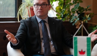 Magyarázatot követel a pápa miseruhájának cenzúrázására a képviselőház RMDSZ-frakciója