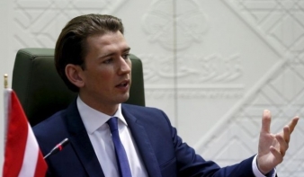 Osztrák kancellár: A migránsoknak az unió határain kívül kell segíteni