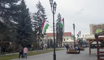 Tízezer lejes büntetés jár a március 15-i piros-fehér-zöldért