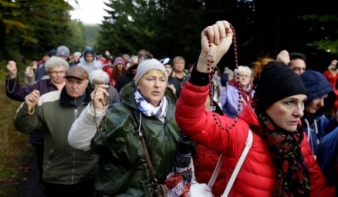 Körülbelül egymillió ember alkotott imaláncot Lengyelországban 