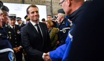 A baloldali kedvenc francia elnök ráfordult a migránsokra