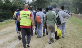 Illegális bevándorlás - Kósa Lajos: a határátlépők száma év végére 140-160 ezer is lehet