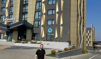 Ingyen odaadja a koronavírussal küzdő orvosoknak négy csillagos szállodáját a moldvai egy méteres autópálya megépítője