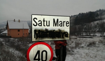 Fekete festékszóróval fújták le a magyar feliratot több székelyföldi helységnévtáblán
