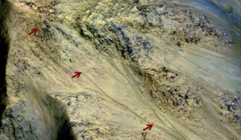 Folyékony víz nyomaira bukkantak a Marson