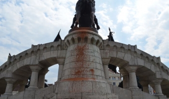 A rendőrség már nyomoz a festékkel leöntött Mátyás-szobor ügyében