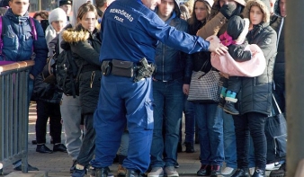 Rendőrök szabadították ki a kisbuszba zsúfolt migránsokat Hegyeshalomnál