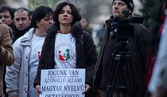 Több százan tüntettek a magyar karért a Maros Megyei Prefektúra épülete előtt 