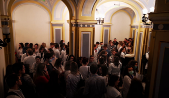 Csendben tüntetnek a magyar diákok a MOGYE folyosóin 