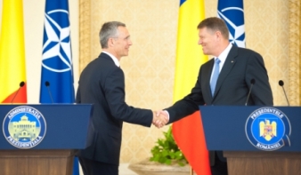 Megdicsérte Romániát Bukarestben a NATO főtitkára