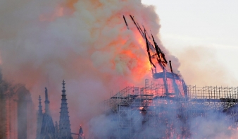 Videón a Notre-Dame huszártornyának a ledőlése