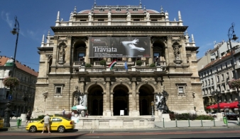 Kigyulladt a budapesti Operaház