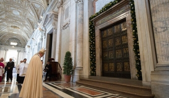 Kitárta a szent kaput Ferenc pápa a rászorulók előtt