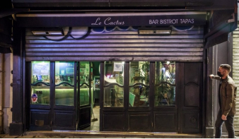 Bezárják a bárokat Párizsban keddtől a súlyos járványhelyzet miatt