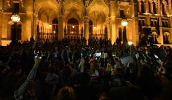 Dulakodás és Demszky a Parlament előtt