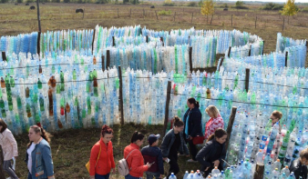 552 méter hosszú pillepalack-labirintus épült Szatmár megyében