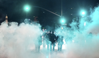 Kövekkel dobálták meg a rendőröket a tüntetők Kaliforniában