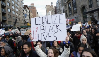 Tízezrek tüntettek a rendőri erőszak ellen Amerikában