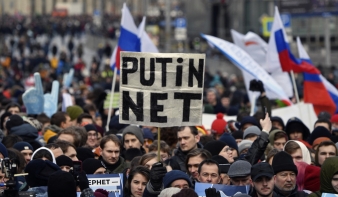 Több ezer orosz tüntetett azért, hogy Putyin ne kapcsolhassa le az internetet