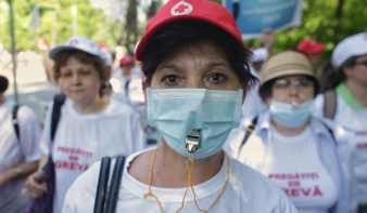 Nem nőtt, csökkent a fizetésük – Bukarestben tüntetnek az egészségügyi alkalmazottak
