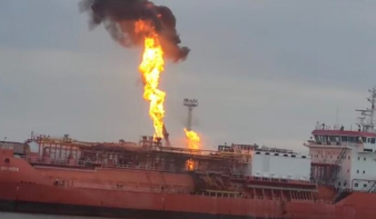 Tulcea megye: Hatvanhat embert telepítettek ki elővigyázatosságból két határ menti faluból a kigyulladt ukrajnai tartályhajó miatt