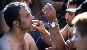 A bevándorlók összevarrják a szájukat a görög-macedón határon