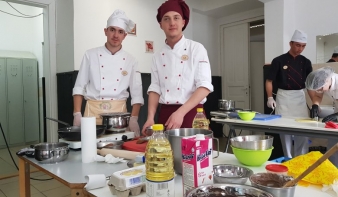 A régiből „sütik ki” a jövő erdélyi konyháját – kolozsvári főzőversenyen mérték össze tudásukat a régió magyar szakácstanulói