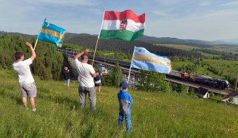 Magánterületekről is beszedetné a székely és magyar zászlókat a Maros megyei prefektus 