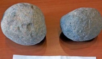 Húsz év után visszavitte az ellopott kétezer éves parittyaköveket 
