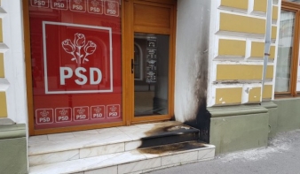 Molotov-koktél robbant a PSD szatmárnémeti székháza előtt
