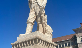 Kész a restaurálás: új köntösben a főtéri Bányász-szobor!