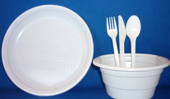 Betiltotta az EU a műanyag tányérokat és evőeszközöket