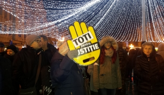 Több ezren tüntettek vasárnap este Bukarestben és az ország több városában az igazságszolgáltatás törvényeinek módosítása ellen