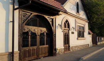 Befejeződött a Teleki Magyar Ház történelmi kapujának felújítása