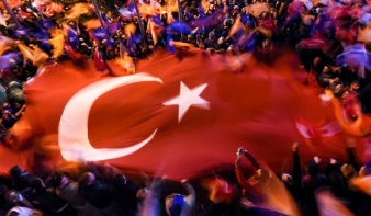 Jogtipró török kormánnyal tartaná vissza a menekülteket az EU