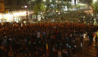 Colectiv-tragédia: sok ezren tüntetnek a kormány épülete előtt