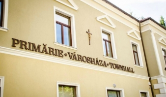 Csak rövid ideig tűrték a magyar feliratot a tusnádfürdői városházán