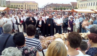 Augusztus 20.: először volt szabadtéri kenyéráldás Váradon – Szoboravatás Kézdiszentléleken