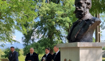 Felavatták Jókai Mór szobrát a koltói kastélykertben