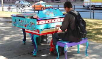 Köztéri zongorákkal csempészik vissza a zenét a hétköznapokba
