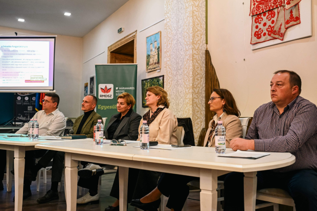 Házról házra járva hallgatja meg a máramarosi magyarokat az RMDSZ