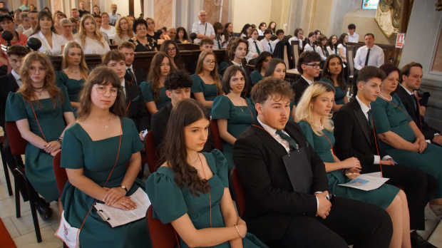 Elballagtak a végzős diákok Nagybányán és Máramarosszigeten