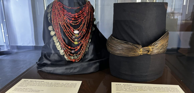 Máramarosszigeti kiállítás – A nőiesség arcai: Hidak Máramaros és a hagyományos Afrika között